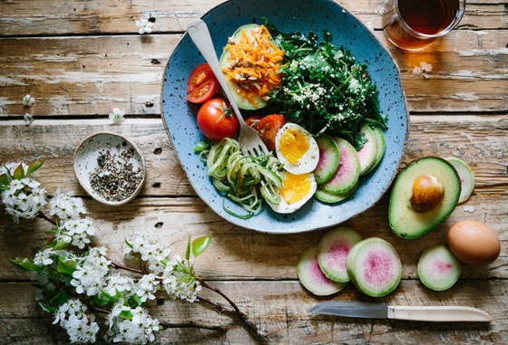 A colourful bowl of vegetables 